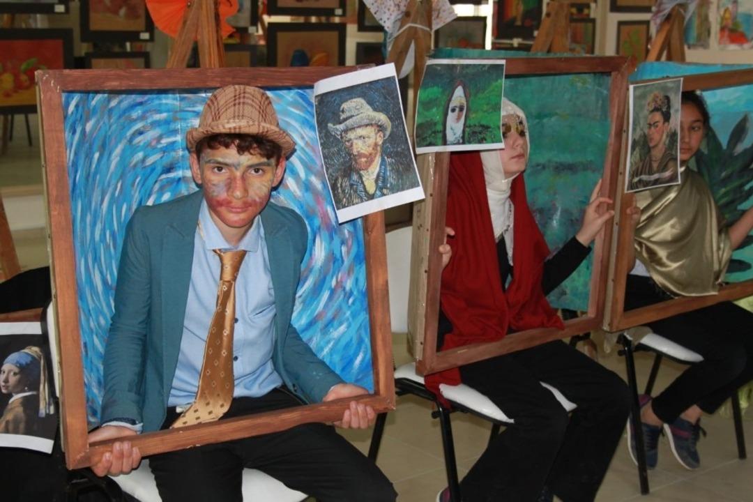 D&uuml;nyaca &uuml;nl&uuml; resimleri canlı canlı sergilediler