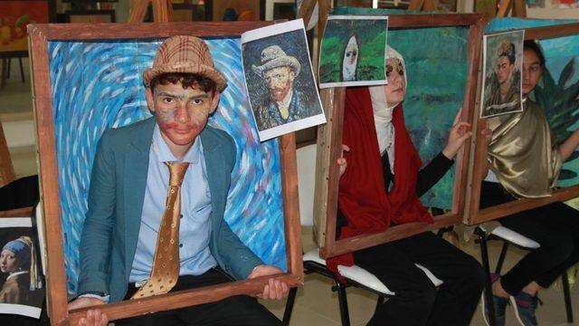 Dünyaca ünlü resimleri canlı canlı sergilediler