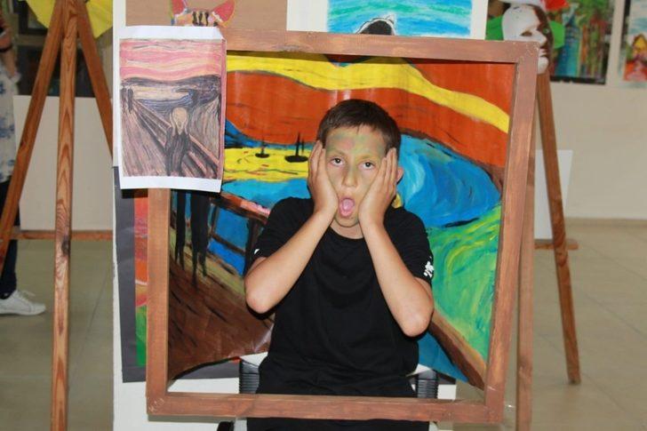 Dünyaca ünlü resimleri canlı canlı sergilediler G3