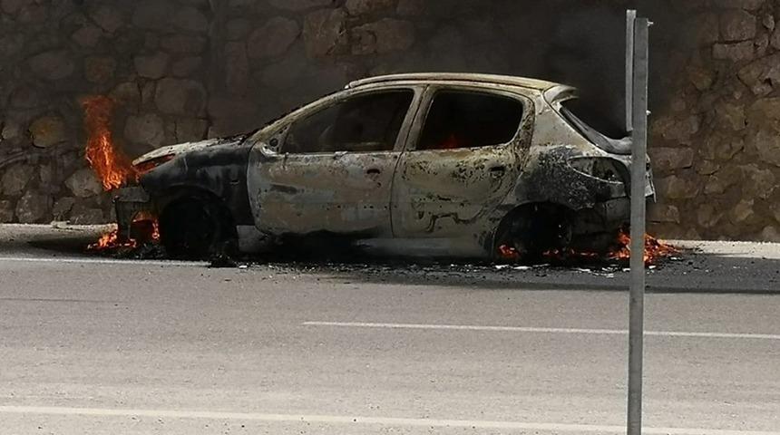 Alev alan otomobil kullanılamaz hale geldi