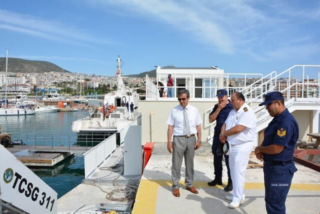 Kaymakam Y&uuml;cel, sahil g&uuml;venlik binasını inceledi