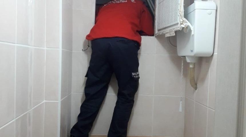 Havalandırma boşluğuna d&uuml;şen kargayı itfaiye kurtardı