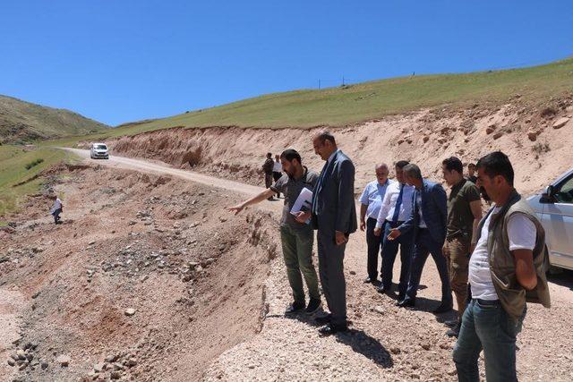 Kaymakam Aydın, kayma yaşanan köy yolunda incelemelerde bulundu