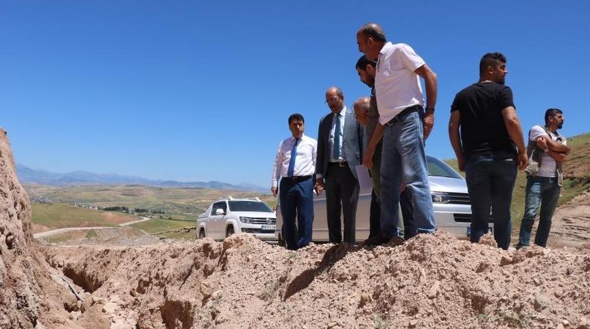 Kaymakam Aydın, kayma yaşanan k&ouml;y yolunda incelemelerde bulundu