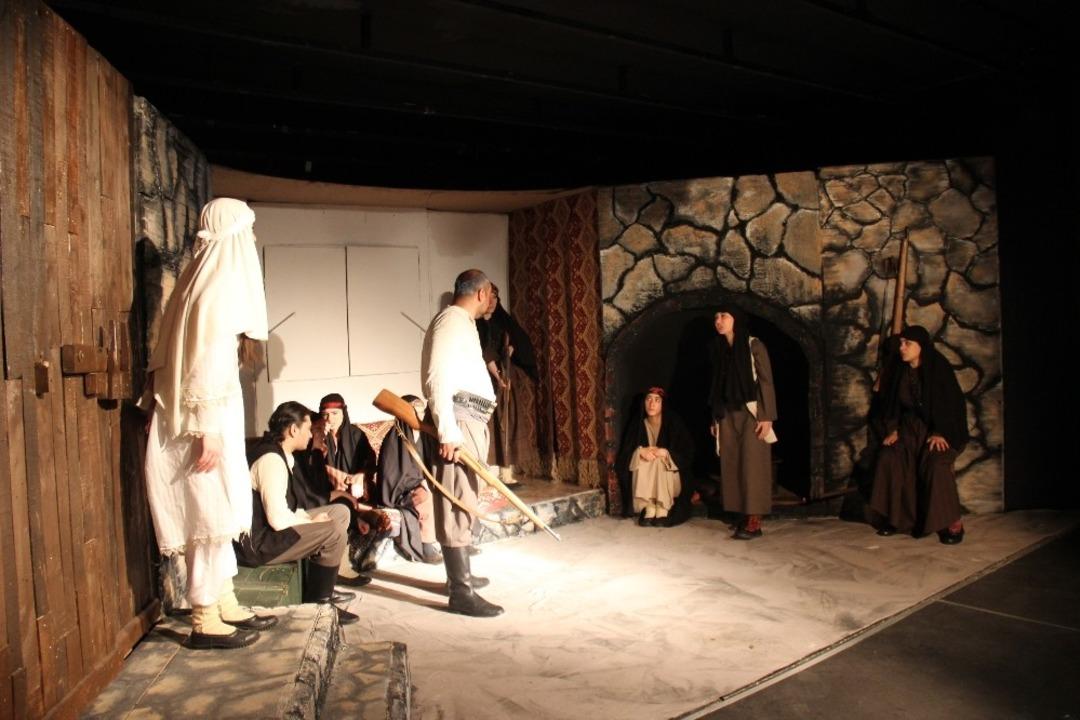 &Uuml;niversite &ouml;ğrencilerinin &ldquo;T&ouml;re&rdquo; oyunu beğeni ile izlendi