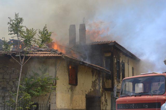 Bahçede yakılan ateş, komşunun evi ve 2 aracı yaktı