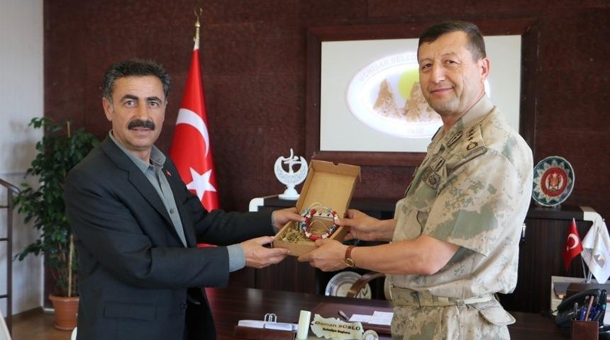 JAKEM Komutanı Albay Altın, U&ccedil;hisar Belediye Başkanı S&uuml;sl&uuml;&rsquo;y&uuml; ziyaret etti