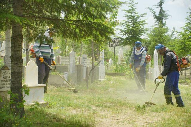 Mezarlıklarda bayram öncesi temizlik çalışmaları başladı