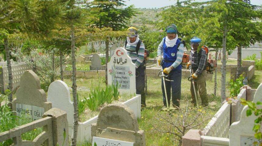 Mezarlıklarda bayram &ouml;ncesi temizlik &ccedil;alışmaları başladı