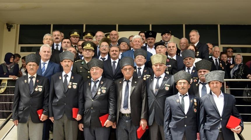 Kıbrıs Barış Harekatı&rsquo;na katılan Burdurlu 21 gaziye madalya ve beratları t&ouml;renle verildi