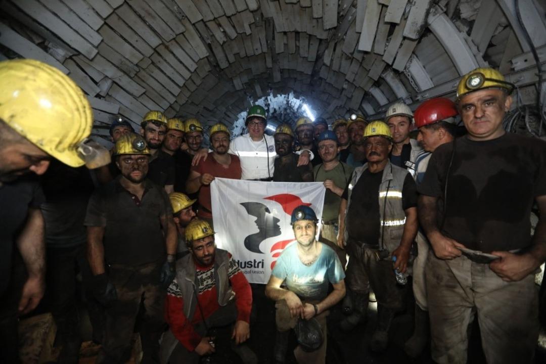 K&uuml;resel Sendika Genel Sekreter Yardımcısı Kemal &Ouml;zkan, madende iftar a&ccedil;tı