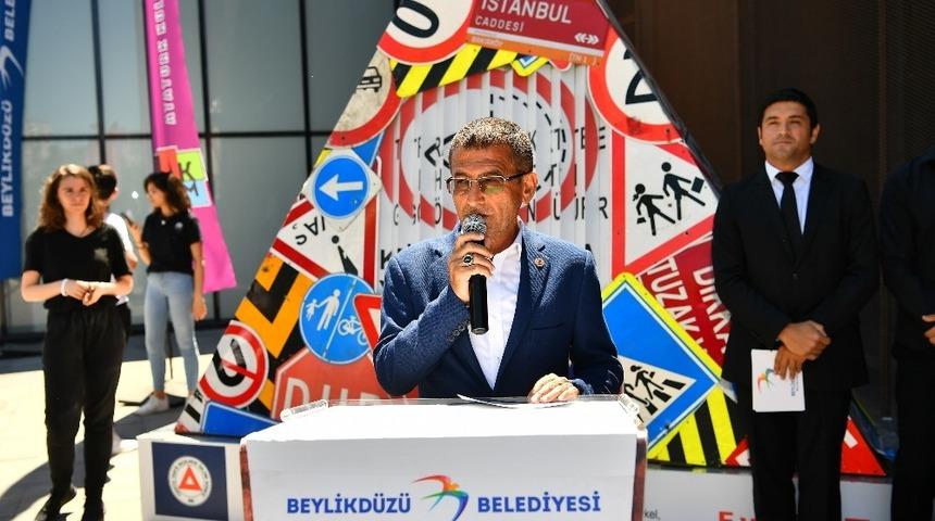 Beylikd&uuml;z&uuml;&rsquo;nde trafik kazalarına dev heykelle dikkat &ccedil;ekildi