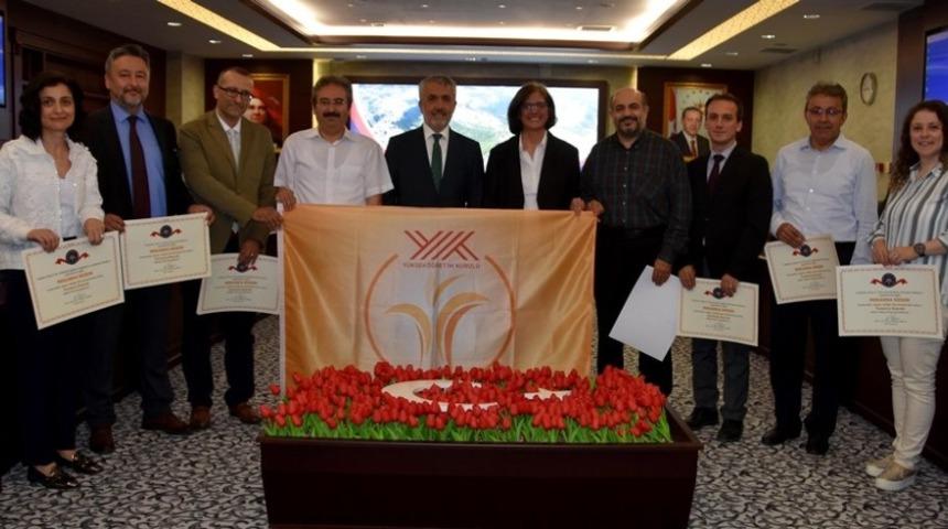 &ldquo;Engelsiz &Uuml;niversite&rdquo; simgesi turuncu bayrak, fak&uuml;ltelere teslim edildi