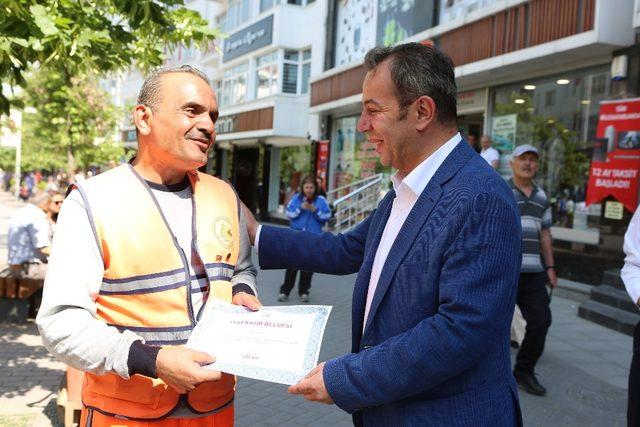 Temizlik sırasında bulduğu altına sahibine ulaştıran işçi ödüllendirildi