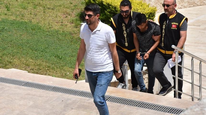 Yaşlı kadını telefonla dolandırmak isteyen dolandırıcı polisten ka&ccedil;amadı