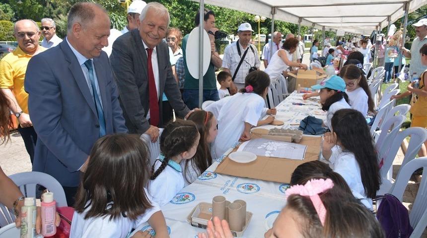 &Ouml;ğrenciler atıklardan yaptıkları eserlerle sergi d&uuml;zenledi