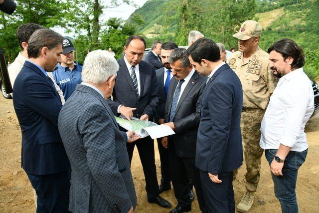 Vali Kaymak, heyelan bölgesini inceledi