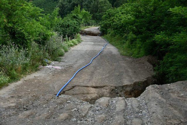 Vali Kaymak, heyelan bölgesini inceledi