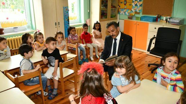 Vali çocuklara masal okudu