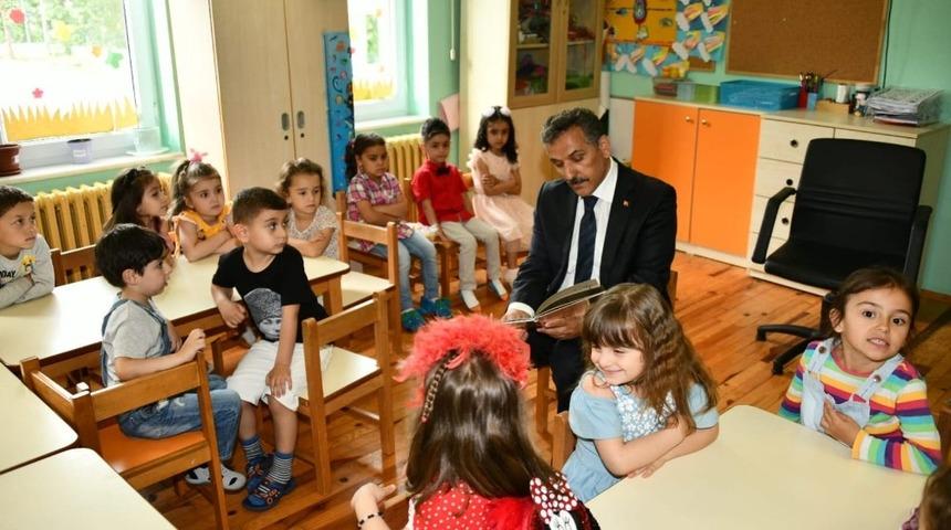 Vali &ccedil;ocuklara masal okudu