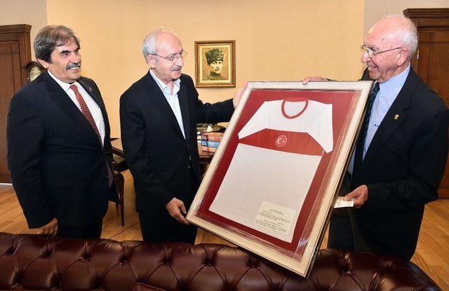 Kemal Kılıçdaroğlu, olimpiyat ve dünya şampiyonu bir grup sporcuyla bir araya geldi