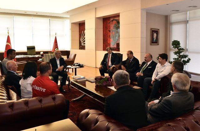 Kemal Kılıçdaroğlu, olimpiyat ve dünya şampiyonu bir grup sporcuyla bir araya geldi