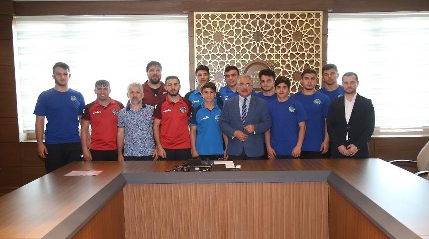 Başkan milli güreşçilerden madalya sözü aldı