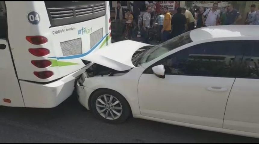 Otomobil halk otob&uuml;s&uuml;ne &ccedil;arpıştı: 1 yaralı