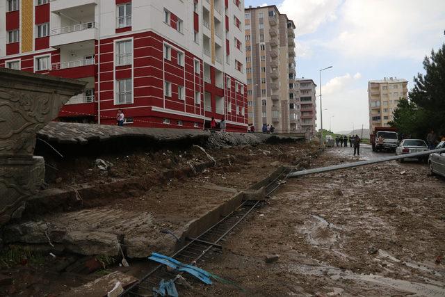 Sağanak yağış sitenin bahçe duvarını yıktı