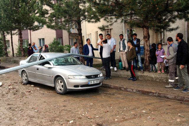 Sağanak yağış sitenin bahçe duvarını yıktı