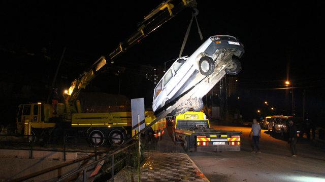 Otomobilin sulama kanalına düştüğünü işaret diliyle anlattı