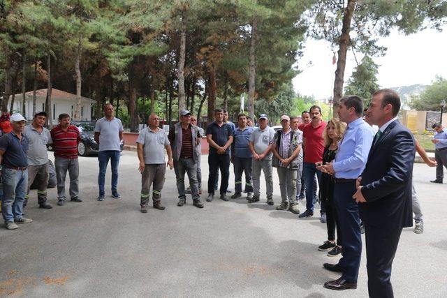 Burdur’da mezarlıklara bayram bakımı