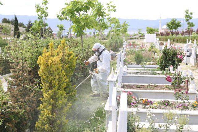 Burdur’da mezarlıklara bayram bakımı