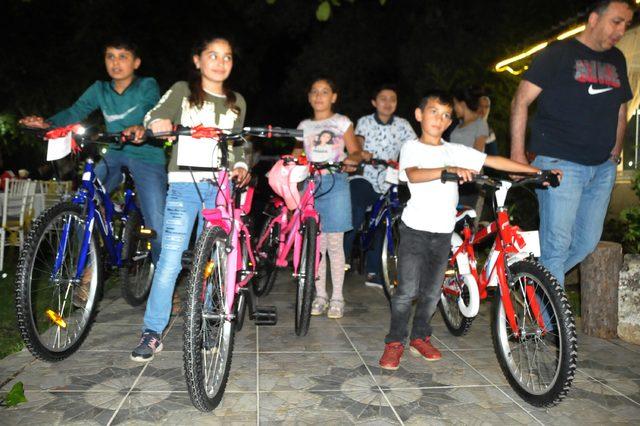 Yetim ve öksüz çocuklara bayram hediyesi bisiklet dağıtıldı