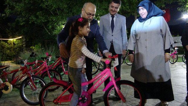 Yetim ve öksüz çocuklara bayram hediyesi bisiklet dağıtıldı