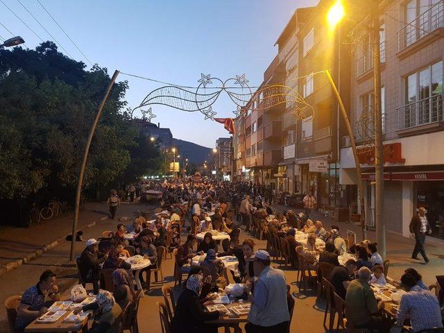 Saltukova halkı caddede iftarını açtı