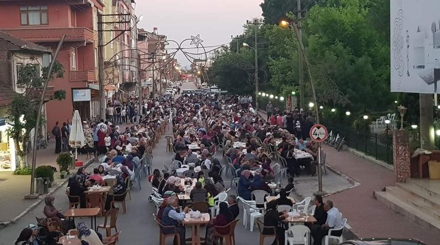 Saltukova halkı caddede iftarını a&ccedil;tı