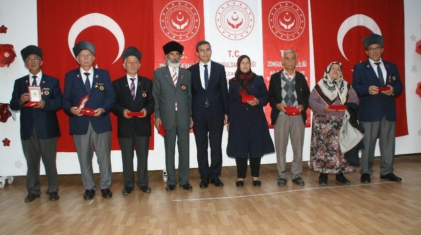 Kıbrıs Gazileri madalya t&ouml;reninde bir araya geldiler