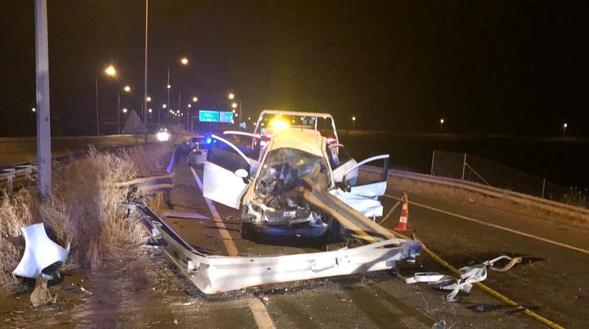 Şanlıurfa'da otomobil bariyerlere &ccedil;arptı: 1 &ouml;l&uuml;, 2 yaralı