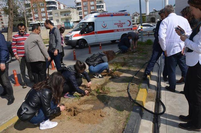 Üniversiteli öğrenciler hastane bahçesini çiçeklendirdi