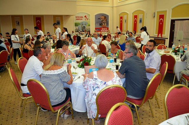 Didim’de sokak hayvanlarına ambulans alımı için iftar düzenlendi