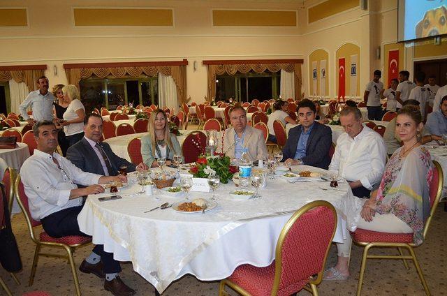 Didim’de sokak hayvanlarına ambulans alımı için iftar düzenlendi