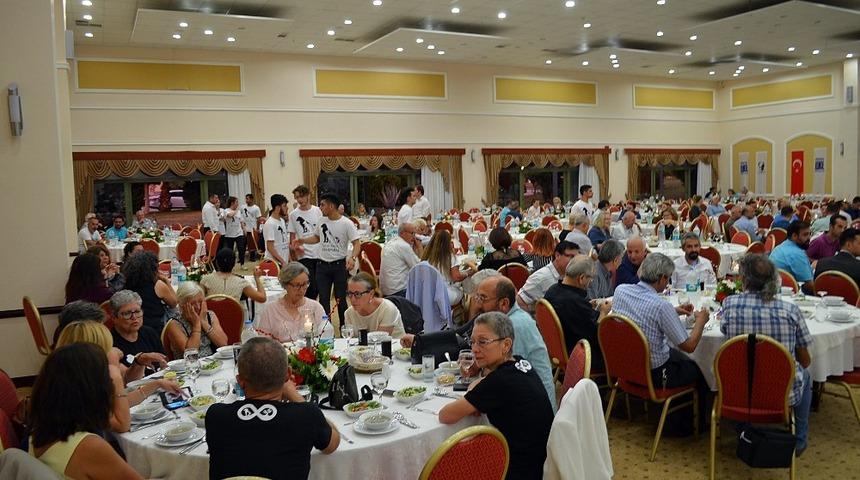 Didim&rsquo;de sokak hayvanlarına ambulans alımı i&ccedil;in iftar d&uuml;zenlendi