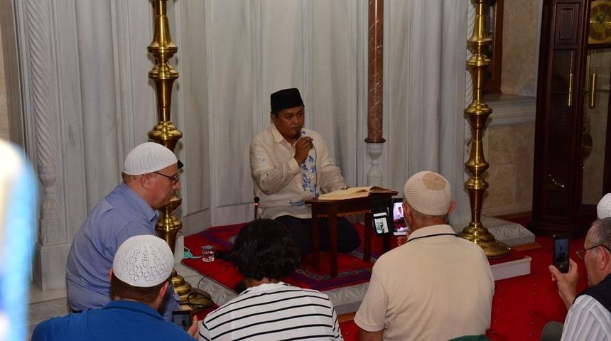 D&uuml;nya birincisi hafızlar Didim&rsquo;de cemaatle buluştu