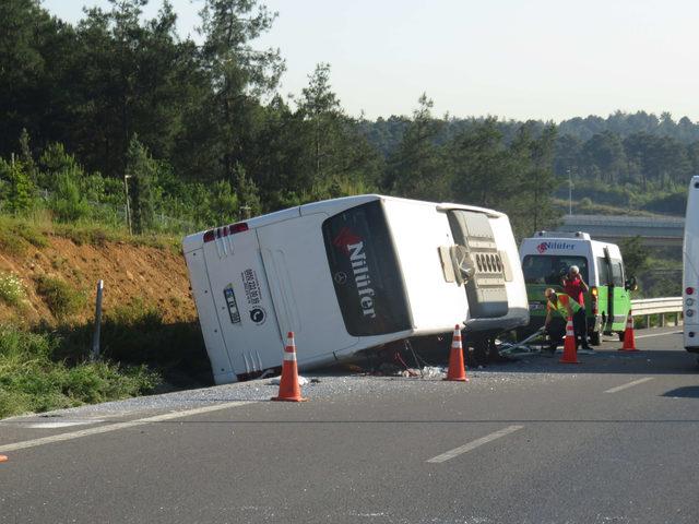 Ümraniye TEM Bağlantı Yolunda otobüs devrildi: 1 ölü, 15 yaralı (2)