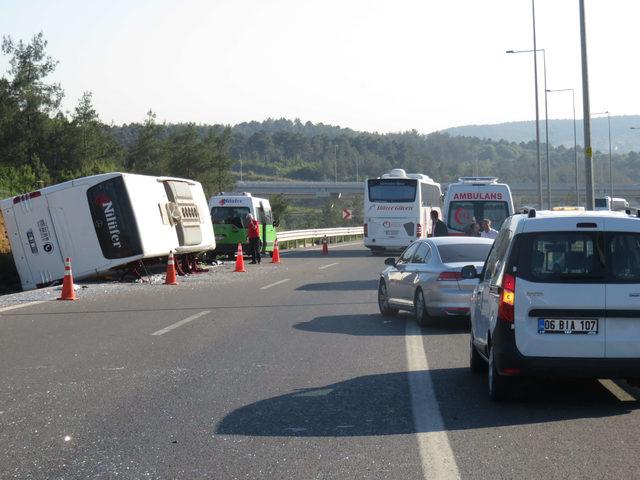 Ümraniye TEM Bağlantı Yolunda otobüs devrildi: 1 ölü, 15 yaralı (2)