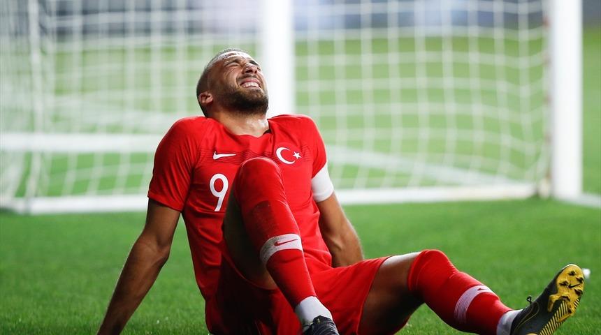 Cenk Tosun hastaneye g&ouml;t&uuml;r&uuml;ld&uuml;! A Milli Takım'a k&ouml;t&uuml; haber