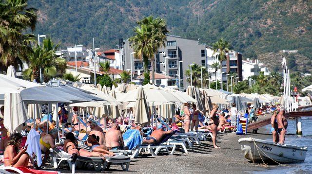 Afrika sıcakları Marmaris'te sokakları boşalttı, plajları doldurdu