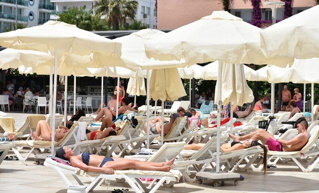 Afrika sıcakları Marmaris'te sokakları boşalttı, plajları doldurdu