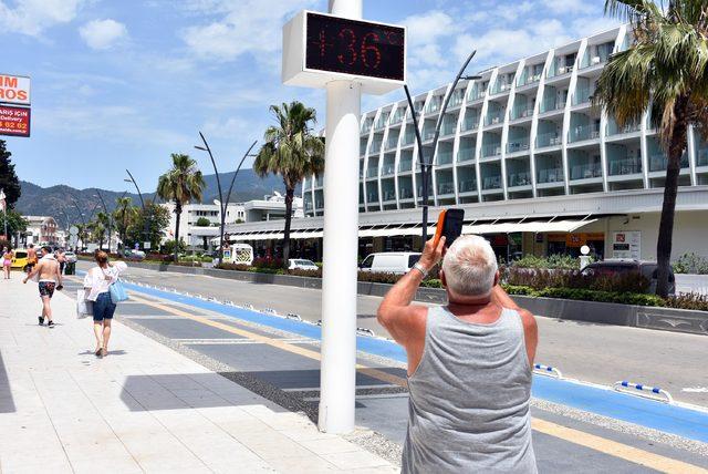 Afrika sıcakları Marmaris'te sokakları boşalttı, plajları doldurdu